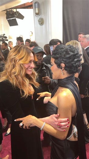 Teyana Taylor shed tears while talking to Julia Roberts on the Golden Globes red carpet. The "One Battle After Another" actor won the award for best female supporting actor in a motion picture. #TeyanaTaylor #JuliaRoberts #OneBattleAfterAnother | AP