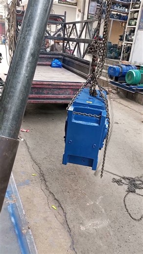 lifting gearbox using manual hoist #hoist #gear #gearbox #stepgear #gearreducer #reducer #skills
