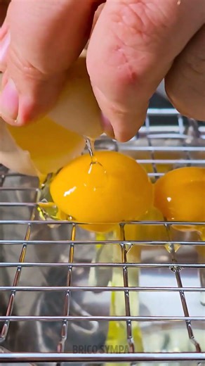 Le moyen le plus simple de séparer le jaune d’œuf 🔥🥚