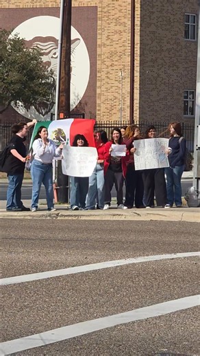 Calallen High School students protest against ICE | Corpus Christi Crónica