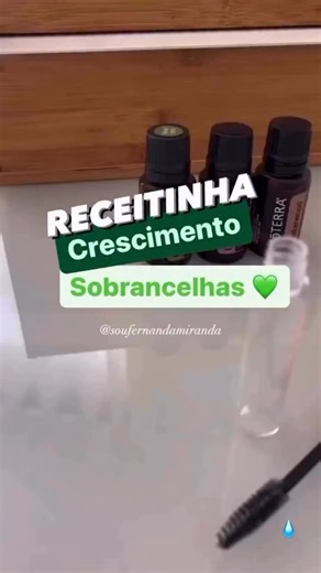 ANA PAULA SAVISKI on Instagram: "Você gosta de receitas naturais para cuidar da sua rotina de beleza? Então salva essa aqui 👇 Hoje te mostro um fortalecedor natural para sobrancelhas, feito com óleos essenciais e óleo vegetal, pensado para cuidar dos fios e da aparência das sobrancelhas no dia a dia. 🧴 Receita – Roll-on 10ml • 2 gotas de Lavanda • 2 gotas de Rosemary • 2 gotas de Cedro • Complete o frasco com óleo de rícino 👉 Misture tudo no roll-on e aplique à noite, com a pele limpa, fazend