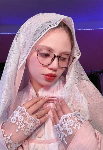 In Love with Lace Sleeves: Embrace the Princesscore