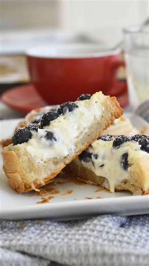 Crispy. Buttery. Irresistible 🤍 Phyllo tarts filled with lemon cheesecake and blueberries 😍 As promised here is the full video recipe. My recipe for you: https://www.cookingwithmanuela.com/2026/01/crispy-blueberry-lemon-cheesecake.html Happy Friday and happy baking 🥰 #phyllodough #crispybites #cheesecaketarts #bakinglove #dessertinspo | Cooking with Manuela
