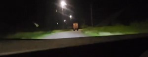 Meneer Mones, dit is de verkeers situatie in de avonduren over de oost west verbinding naar Nickerie. Bepaalde trucks rijden met snelheden boven 100 km/u zonder achterlichten en kentekenplaat wat veel risco meebrengt voor plotselinge zware aanrijdingen als men niet let op de nalatigheid van deze weggebruikers. Worden deze voertuigen wel optimaal gekeurd en ook gecontroleerd bij controlle posten. | Actionnieuws Suriname 2