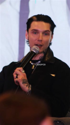 L I S A | Event Photographer | Favorite part during Andy Biersack’s panel. 🤍 #andybiersack #blackveilbrides #nashvilletennessee #andyblackbvb #andybiersackbvb @andyblack | Instagram