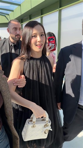 Dior 小公主 Jisoo 來到巴黎了！一身黑色洋裝出席 Dior 2026 秋冬大秀。 #PFW | VOGUE Taiwan