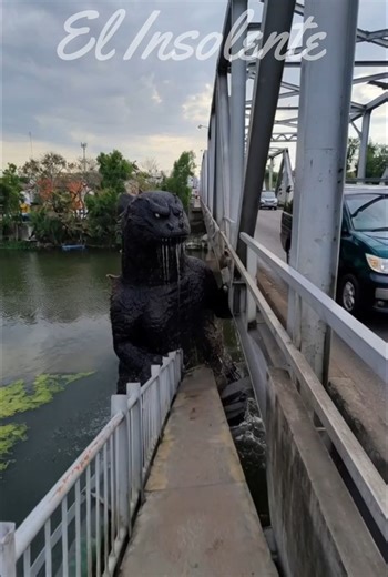 🚨❌ ¡FALSO! ❌🚨 El video que anda circulando donde supuestamente Godzilla destruye el puente de Martínez 🦖🌉 NO es real. Es un montaje con efectos digitales 🎥💻. Nuestro puente sigue en pie y Martínez sigue tranquilo 😌✅ No todo lo que se ve en redes es verdad, ¡ojo con la desinformación! 👀📲 #MartínezDeLaTorre #Godzilla #NoTeDejesEngañar #InformaciónReal | El Insolente