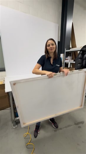 Rust, zachtheid en verbondenheid 🤍 Dit canvas schilderij met ijsberen brengt een stille, bijna poëtische sfeer in het interieur. De zachte kleuren, het winterse licht en het intieme moment tussen de dieren zorgen voor rust en warmte aan de muur. Perfect voor wie natuur, sereniteit en een kalme uitstraling in huis wil halen. Canvas schilderij – op maat gemaakt in ons atelier. #canvasschilderij #wanddecoratie #natuurinterieur #ijsberen #rustinhuis #warmeinrichting #interieurinspiratie #nikkelart 