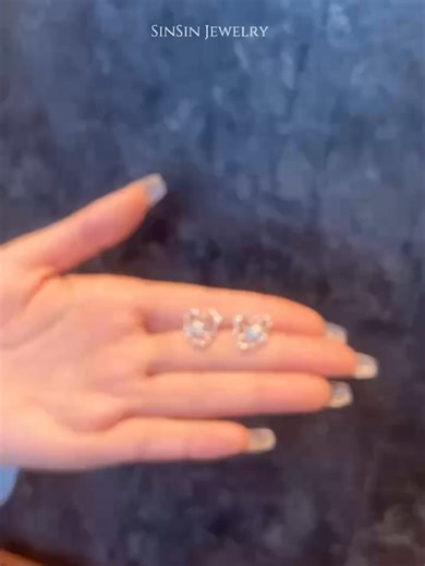 SinSinのハートくり抜きピアス。 ひとつ身につけるだけで、きゅんとときめく♡ 軽やかな透かしデザインに、 シルバーのメタル感とやさしいハートモチーフが絶妙にマッチ。 太陽の光を受けて、きらっと繊細な輝きを放ちます。 通勤コーデにも、デートスタイルにも、 さりげなく雰囲気をプラスしてくれるアイテムです。 #jewelry #大人可愛い #ジュエリー #宝石