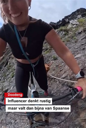 😵‍💫 Bizarre beelden uit het Spaanse Cartagena. De Spaanse influencer Cecilia Sopeña was aan het mountainbiken toen ze plotseling onderuit ging. Ze viel bijna de afgrond in, maar kon zich net op tijd vastgrijpen aan een steen 😱 Ze was met haar hond op pad, die ook een camera droeg. De influencer droeg bewust geen helm, omdat ze van plan was om grote delen van de route te wandelen 🤨 Sopeña is een voormalig wielrenster en deelt nog steeds veel content over haar fietstochten. Deze zal haar nog l
