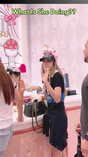 Lisa !! What is she doing. #lisa #blackpink