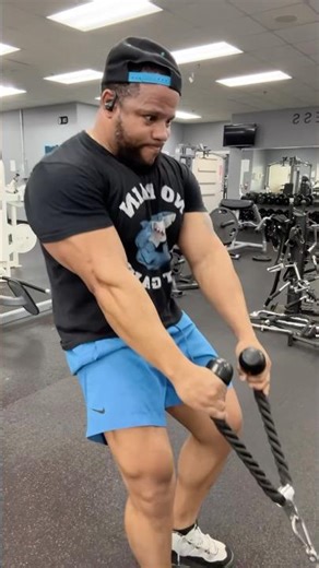 Saturday workout # 2… on the grind for it all. all gas, NO BRAKES‼️💰🦍🔒😤