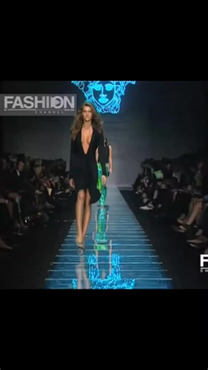 Gisele Bündchen Shines in Versace Spring/Summer 2000