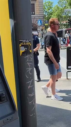 A Hero in uniform 🫡 Italian Police officer #streetphotography