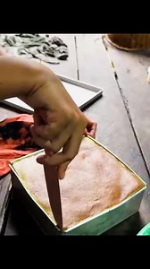 Resep Lapis APOLLO anti gagal. Lapis ini enak yo, wangi, lemak, manis.. cocok bagi yg tidak suka lapis yg benyek2.. 😁 *Bahan-bahan: -Telur 6 bj -Gula 350 gr -Tepung 300 gr -Minyak 1 gelas kecil (125 gr) -Santan 1 gelas kecil (santan kara 2 bungkus) -Pasta pandan secukupnya *Cara membuat: -Mixer telur dg gula, sampai kembang -Setelah mengembang, masukan minyak dan santan aduk pakai spatula, terakhir masukkan tepung aduk sampai rata. -Lalu di lapisan satu persatu #resepkue #lapisapollo | Nurmi Ku