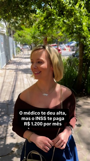 Carol Marmentini on Instagram: "Limitações permanentes após acidente ou doença podem garantir auxílio-acidente: 50% do seu salário todo mês, trabalhando normalmente. Como o Alessandro, que perdeu 30% da força na mão direita após acidente com serra elétrica. Hoje recebe R$ 1.200 mensais do INSS, além do salário normal. Exemplos de sequelas que dão direito: • Perda de força na mão por acidente • Limitação de movimento após fratura • Formigamento constante em membro após cirurgia • Dificuldade para