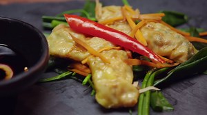 It's getting hot & steamy in the kitchen as Chinese week brings out a banging banquet. #TheChefsLine | Weeknights 6pm on SBS 9.30pm on Food Network | SBS Food