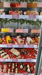 Terminé Gagnant(e) Amandine Quenon🎄✨ Jeu concours ✨🎄 Nos artisans ont créé ce traîneau en crème glacée Vanille, Chocolat, Chantilly et Meringue Italienne… un vrai travail d’orfèvre glacé ! ❄️ Un nombre mystère s’est discrètement glissé dans la création… 👀 👉 Regardez attentivement et dites-nous en commentaire : quel est ce nombre caché ? 🎁 À gagner : un bon d'achat de 50€ 📅 Tirage au sort le 5 décembre parmi les bonnes réponses. ⚠️ Alerte arnaque Un faux lien circule actuellement sous notre