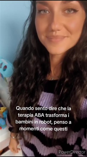 Quando sento dire che la terapia ABA trasforma i bambini in robot, penso a momenti come questi. In realtà si tratta di insegnare con amore, sorrisi e tanto divertimento. Ogni abbraccio e ogni risata ci ricordano che il vero cuore della terapia è la relazione, costruita con rispetto e gioia. Qui non ci sono robot, solo bambini che crescono e conquistano il loro spazio nel mondo, un passo alla volta. #autismoftiktok #disturbodelneurosviluppo #disturbodellospettroautistico #autisme #autistic #anali