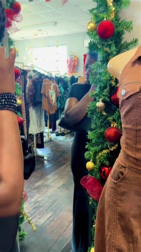 Elegance from every angle 🖤 Shop Edge Couture Christmas Collection It’s the back for me🖤✨💫 #EdgeCouture #HolidayFashion #BacklessDress #ElegantStyle #BlackDress #PartyDress #HolidayOutfit #ChristmasLook #DateNight #StatementDress #BackDetail #BowDress #MaxiDress