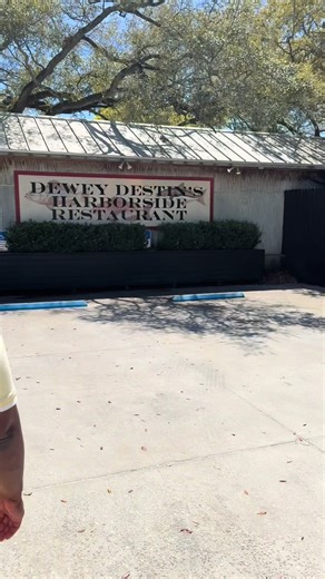 The locals know. They know they know 🎶 #destin #foodie #restaurant #family #eat