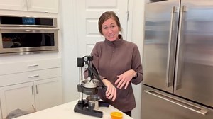 Manual Cast Iron Juicer, Commercial Lemon Squeezer, Professional Citrus Juicer, Ideal for Extracting Juice From Lemons, Oranges, and Grapefruits. Easy to Clean. (Black)