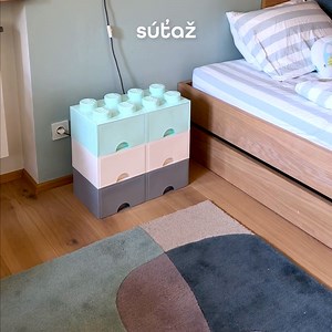 Vyhrajte súpravu 3 LEGO boxov! 🎒 Koniec rozhádzaných pasteliek, stratených úloh a ponožiek, ktoré sa hrajú na skrývačku. LEGO boxy vo farbách tyrkysová, sivá a biela zachránia školský aj domáci chaos. Stačí splniť 2 kroky: 〰️ Sledujte nás na Facebooku 〰️ Napíšte nám do komentárov, čo by do LEGO boxov schoval práve váš školák ✏️📚 Vyberáme 1 výhercu, ktorý získa všetky tri boxy. 〰️ Súťaž prebieha od 28. 9. do 5. 10. 2025 (23:59) 〰️ Pravidlá nájdete tu: https://bonami.shop/4mEq94B | Bonami.sk