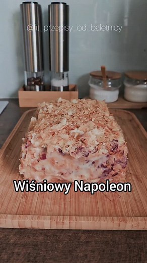 Najprostsze składniki, obłędny smak ☺️ Poleca się na długi weekend 😊 Przepis: 📍1 opakowanie ciasta francuskiego 📍konfitura wiśniowa, u mnie domowe wiśnie w syropie. Można użyć innych delikatnie kwaśnych. 📍2 jajka 📍50 g skrobii ziemniaczanej 📍150 g cukru 📍100 g masła 📍600 ml mleka Do garnka przekładamy skrobię, cukier, jajka i dokładnie mieszamy trzepaczką. Wlewamy mleko i mieszamy do jednolitej konsystencji. Wstawiamy na mały ogień. Ciągle mieszając doprowadzamy do wrzenia. Dodajemy masł