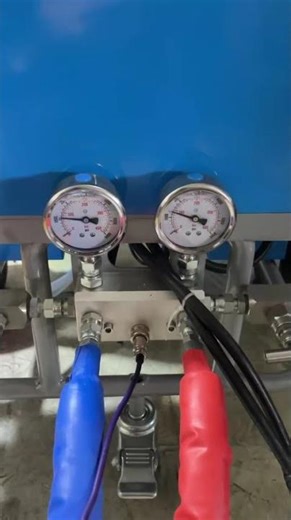 Foam spraying electric variable ratio machine