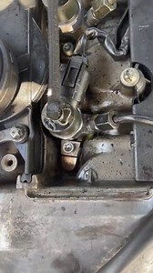 Heute ist mal wieder mein guter Freund der jugoslavische Profi-Mechaniker am Start und repariert einen undichten Injektor an meinem Diesel Mercedes W210 E220 CDI OM611 4-Zylinder Motor, den viele aus dem Taxi gehen, ein waschechter Dauerläufer. | Marius RBE