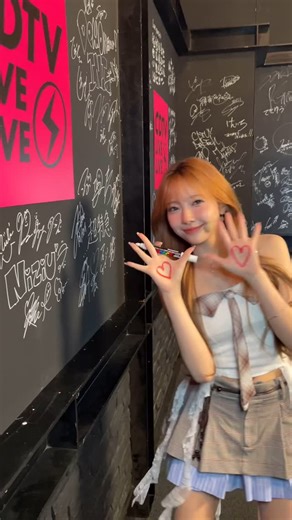 CDTV♪TBSテレビ on Instagram: "#CDTVライブライブ インスタ限定！激レア★サインムービー配信中 #NiziU のみなさん 「LOVE LINE -Japanese ver.-」を披露していただきました！ ポップなラブソングにキュンとしました💞 キュートなシンクロダンスにメロメロです😻 素敵なステージをありがとうございました♪ #CDTV #TBS"