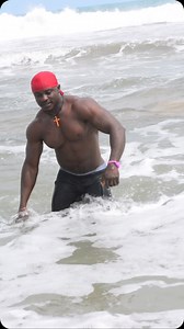 That’s Bawo there!!! Sea waters taste salty do you know why? Salt in the ocean comes from two sources,the runoff from the land and openings in the seafloor😜🫡💪 Book my fitness training,massage services and security services today❤️ 🎶 @solomonlange | Bawo bodybuilder