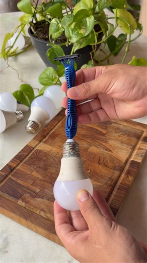 22K views · 208 reactions | An experienced electrician gave me this tip! How to fix a burnt-out lightbulb with a simple old razor blade. | Pepper tips | Facebook