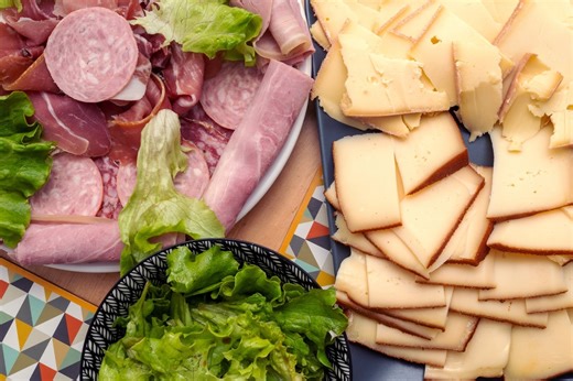 Cancer : un médecin appelle à "limiter autant que possible ces aliments", on les trouve dans la raclette - Top Santé