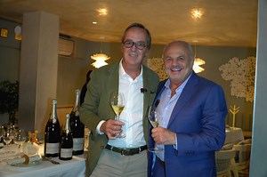 Hablamos con Frédéric Rouzaud, dueño de Champagne Louis Roederer , la legendaria casa de champán francesa reconocida por su elegancia y perfección en cada burbuja. Entre sus joyas: el Brut Premier, mezcla magistral de Chardonnay, Pinot Noir y Pinot Meunier. Un verdadero brindis al lujo francés. BLN Brands #LouisRoederer #ChampagneLife #EddyWarman #BrutPremier #SaboresDelMundo | Eddy Warman