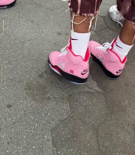 On-Foot Look: Awake NY x Air Jordan 5 OG "Arctic Pink" 🐷💕 See More: hoh.news/BbpqNCOMX | House of Heat