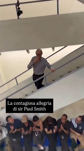 Sir Paul Smith chiude il suo show a Milano, prima volta qui, correndo e saltando in passerella, con un’energia che farebbe invidia a chiunque. Il 5 luglio compirà 79 anni, ma la sua passione per la moda – e per la vita – è più viva che mai. Nato a Nottingham, con un sogno iniziato per caso e un talento innato per il colore e l’ironia, oggi è uno dei simboli dello stile british nel mondo. Il suo brand, fondato nel 1970, è un perfetto mix di sartorialità, humour e leggerezza: proprio come lui. Ecc