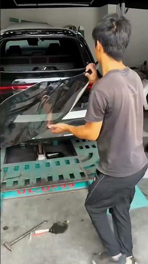 How to replace the rear windshield of a car?