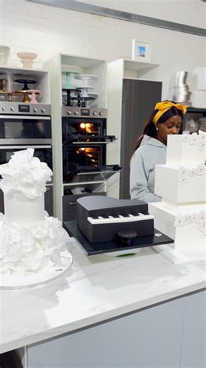 A quiet Saturday… just me and three cakes. Final touches let’s do this 🤍 #cakedecorating #art #weddingcake #cakeart #cakevideo | VD Cake