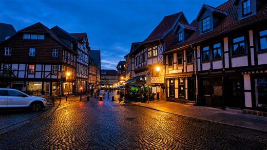 Aftenvandring i regnvejr i Wernigerode, Tyskland (4K)