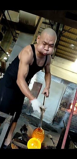No one can learn how to blow glass like me. | Liulige #glass #blowing #liuli #fused #Crafts
