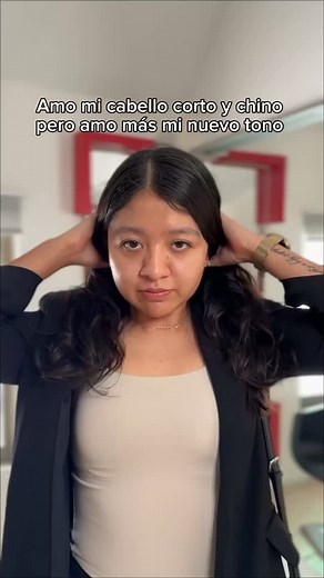 Si tienes cabello chino puedes resaltarlo aún mejor con un tono que les de vida y luz propia #cabellochino #balayage | Alfonso León Hair Studio & Salon