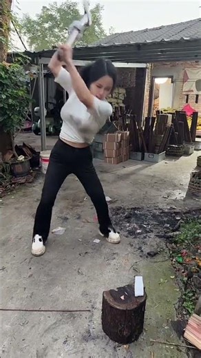 Axe with good steel temper is strong and durable #choppingwood #axe #blacksmith #farm tool#wood