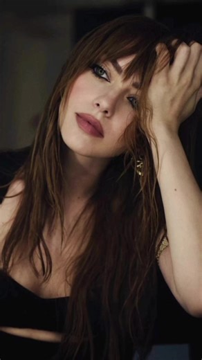 Quali sono gli artisti italiani più SOPRAVVALUTATI secondo CHATGPT?😱 Io non sono per niente d'accordo, voi?👇 Le sue motivazioni: 10. Fred De Palma Fa hit, ma potrebbero cantarle in dieci: zero identità vocale, zero rischio. 9. Mr. Rain Stessa formula emotiva in ogni canzone. La tristezza come algoritmo. 8. Sangiovanni Talento vero, ma trasformato in prodotto: canzoni sempre più vuote e intercambiabili. 7. Rkomi Ha cambiato pelle troppe volte. Ora sembra una playlist ambulante. 6. Elodie Icona 