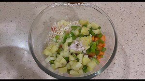 🌼Diet bhel 🌼 Tangy and spicy bhel puri is popular Indian street food at its best! Crispy puffed rice is tossed with sweet, sour & spicy chutneys, topped with veggies and spices . Bhel puri is a low calorie snack, that’s super addictive, tastes delicious and is flavour-packed. Overall it’s a perfect snack you can enjoy any time of the year! . . . #evening #snacks #healthyliving #diet #tips | Rupali's Diet Solutions