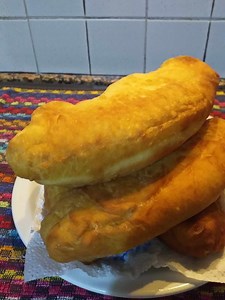 Aluat universal ,în seara asta am avut poftă de langoși ! Rețeta :un kg făină Barilla 00 grano tenero ,o linguriță de sare ,două lingurițe de zahăr ,25 g drojdie proaspătă sau 7 g drojdie uscată ,două ouă ,50 g unt topit și răcit ,250 ml apă 350 ml lapte ,50 ml vin alb ,dacă doriți să faceți ca și mine calculați cantitățile și facem toată săptămâna bunătăți diversificate 🥰🥰😘😘 | Gătim cu plăcere din plăcere