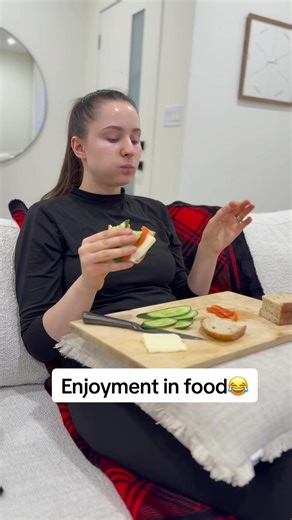 Snack before the main meal ampesie 😂 #uktiktok🇬🇧uk #usatiktok🇺🇸 #foodtok #ghanafoods #kwasiandakua