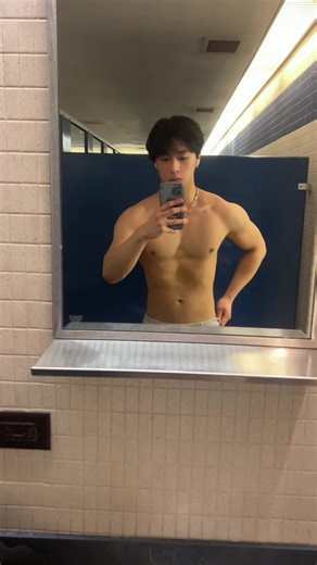 my bicep strain is slowly healing and I can do my regular weight now #gym