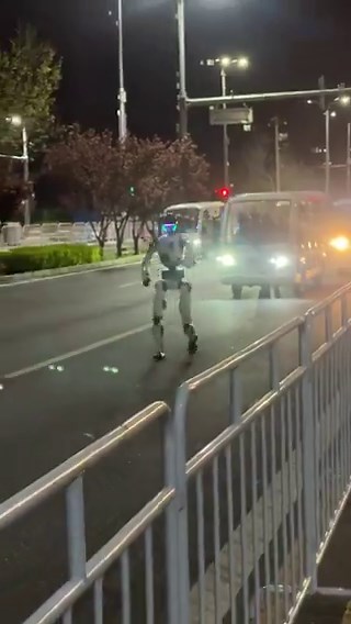The 2nd Robot Marathon has officially begun in Beijing.This year feels different.1. Around 40% of teams are running fully autonomous, no remote control. 2. Top robots are already hitting ~10s per 100 meter, getting surprisingly close to human sprint limits.3. You can also see much better safety design upfront. Way more structured than last year’s chaos.4. Still, failures happen. Marathon distance pushes motors, structure, and control to the limit. What works in short demos breaks down over longe