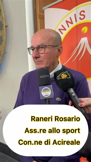 🎾🎭 ACIREALE PRESENTA IL TENNIS OPEN DEL CARNEVALE 🎭🎾 Due settimane di sport, passione e spettacolo! Questa mattina, nella sala stampa del turismo del Comune di Acireale, è stato presentato ufficialmente il Tennis Open del Carnevale di Acireale, l’evento sportivo che dall’8 al 22 febbraio porterà in città grande tennis, entusiasmo e tanta voglia di stare insieme, all’interno del ricco programma del Carnevale 2026. Un appuntamento che unisce sport e tradizione carnevalesca, confermando ancora 